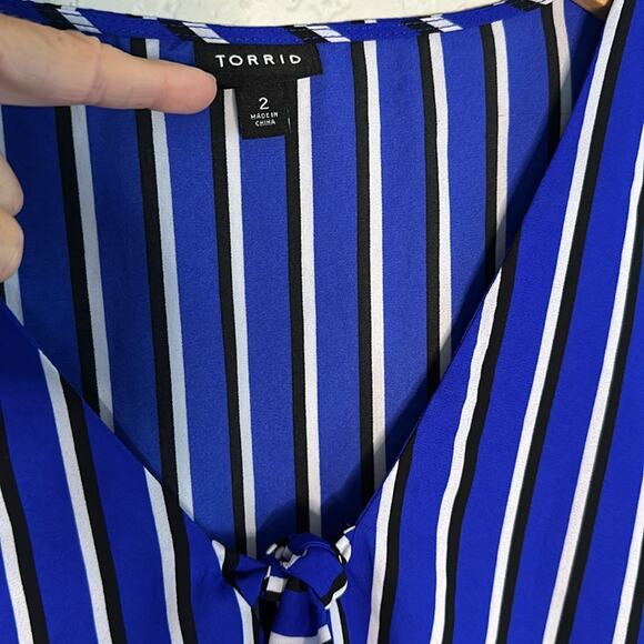 Torrid 2X Blue White Stripe Flutter Sleeve Blouse Top Front Keyhole Tie Office - Picture 4 of 7